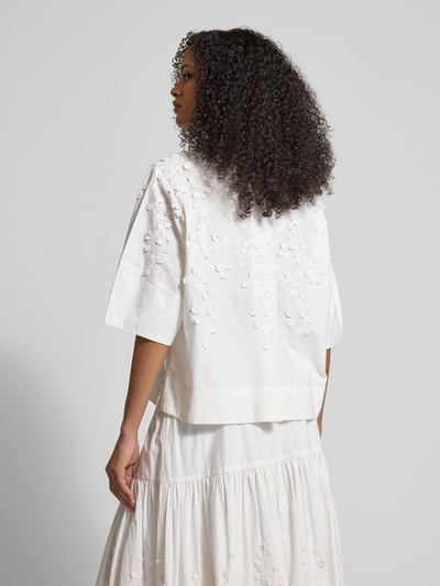 Frauenmodel trägt Bluse mit floraler Zier-Applikation von JAKE*S STUDIO WOMAN in Weiß, lockere Passform, Rückansicht, Ganzkörperansicht.
