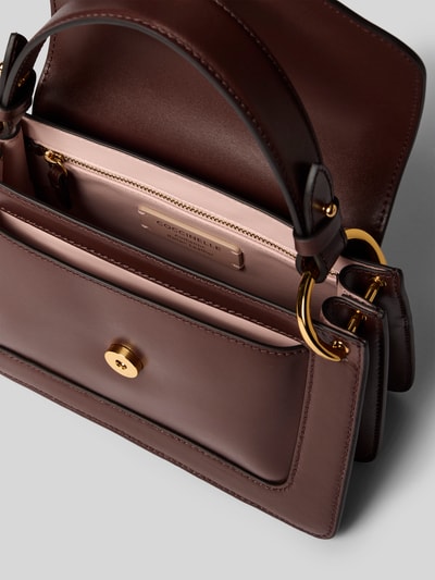 Produktfoto, Shoulder Bag mit Logo-Detail von Coccinelle in Braun mit goldfarbenem Magnetverschluss, Überschlag und Innenfach, glatte Lederstruktur, Damen Shoulder Bag von Coccinelle, Hauptfach mit Überschlag, Schulterriemen, Logo-Detail, Magnetverschluss, Breite 22 cm, Länge 18 cm, Tiefe 9 cm, Schulterriemen 38 cm.