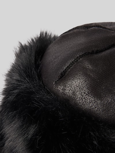 Productfoto, zwarte Mütze met imitatiebont model 'Sherling hat' van Gina Tricot, met deelnaad, gladde en pluizige texturen.