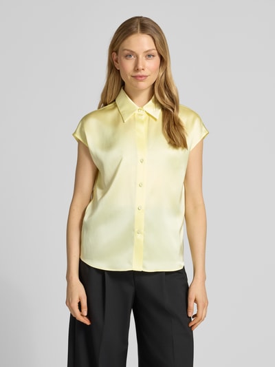 Frauenmodel trägt Regular Fit Bluse aus Seide mit Knopfleiste von Luisa Cerano in Gelb, Hemdblusenkragen, glatte Textur, Ganzkörperansicht von vorne.