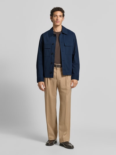 Männermodel trägt Regular Fit OVERSHIRT aus katoenmix model 'CARVAR' van Selected Homme in donkerblauw, Heren overshirt, Ganzkörperansicht von vorne