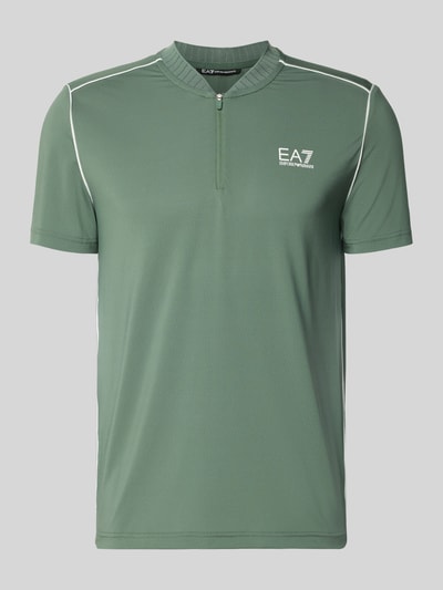 Produktfoto, Regular Fit T-Shirt mit Stehkragen von EA7 Emporio Armani in Grün mit Reißverschluss, Label-Print und feiner Textur.