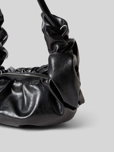Produktfoto, Shoulder Bag mit Raffungen von Diesel in schwarzer Leder-Optik mit Hauptfach, Reißverschlussfach und verstellbarem Schulterriemen, Maße: Breite 50 cm, Länge 29 cm, Tiefe 18 cm