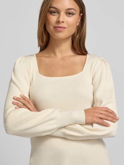 Frauenmodel trägt Strickpullover mit Puffärmeln Modell 'DIEKA' von Lauren Ralph Lauren, cremefarben, Ripp-Optik, Nahaufnahme Oberkörper. Baumwoll-Mix mit Modal-Anteil, Slim Fit, Karree-Ausschnitt.