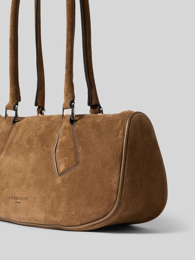 Produktfoto, Handtasche mit Label-Detail Modell 'CECILE' von LIEBESKIND BERLIN aus braunem Wildleder, Sicht auf Tragehenkel und Struktur, Hauptfach mit Reißverschluss, Maße 33x15x11 cm, Schulterriemen 66 cm.