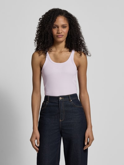 Frauenmodel trägt Regular Fit Tank Top aus Baumwoll-Mix Modell 'C_EPETITE' von BOSS Orange in Hellviolett, unifarben, Rippstruktur, Ganzkörperansicht von vorne.