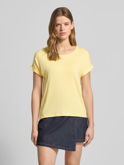 Frauenmodel trägt Regular Fit T-Shirt aus Viskose-Mix Modell 'MOSTER' von Only in Optik: Unifarben, Kurzarm, Feinripp, Rundhals, Ganzkörperansicht von vorne.