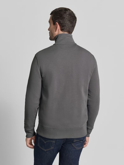 Männermodel trägt Regular Fit Sweatjacke aus Baumwoll-Mix von GANT in Grau mit glatter Textur, Ganzkörperansicht Rückansicht.