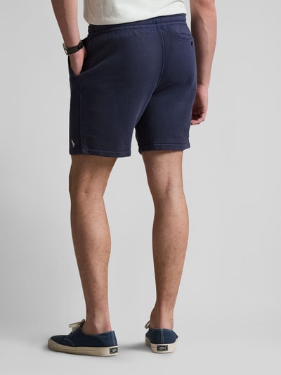 Männermodel trägt Regular Fit Sweatshorts aus Baumwoll-Mix von Polo Ralph Lauren in Optik: Unifarben mit Logo-Stitching, Gesäßtasche, Materialverarbeitung: Sweat, Ganzkörperansicht Rückansicht.