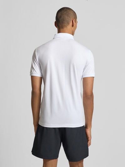 Mężczyznamodel nosi Slim Fit Poloshirt aus Viskose-Mix von EA7 Emporio Armani, biały, Elastyczna mieszanka materiałów, krój slim fit, detal z logo, kołnierzyk polo, elastyczne zakończenia rękawów, długość tyłu w rozmiarze M: 60 cm, całkowity widok z tyłu