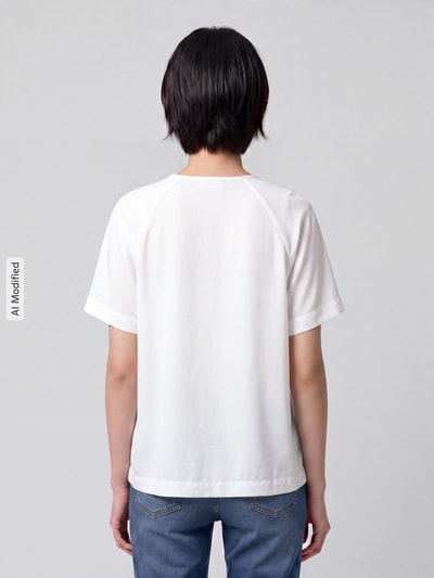 Frauenmodel trägt Relaxed Fit Bluse mit gelegten Falten von comma in Weiß, Satin, kurzärmelig, feine Falten, Rückenansicht, KI-modifiziertes Bild.