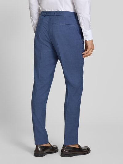 Männermodel trägt Regular Fit Anzughose aus reiner Wolle Modell 'SO PURE' von s.Oliver BLACK LABEL in Blau, Ganzkörperansicht Rückansicht.