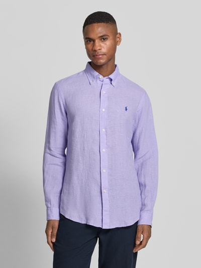 Männermodel trägt Regular Fit Freizeithemd aus reinem Leinen van Polo Ralph Lauren in effen lila met logodetail, lange mouw, recht van voren Ganzkörperansicht van voren