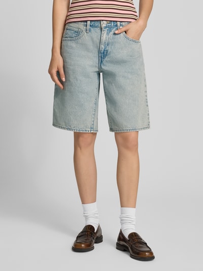 Frauenmodel trägt Regular Fit Jeansshorts aus reiner Baumwolle Modell 'MIDDY JORT' von Levi's®, hellblauer Denim, Damen Jeansshorts, Ganzkörperansicht von vorne.