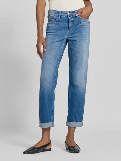 Frauenmodel trägt blaue Slim Fit Jeans aus Baumwoll-Mix Modell 'PEARLIE' von CAMBIO, Damen Slim Fit Jeans, Nahaufnahme Oberkörper.