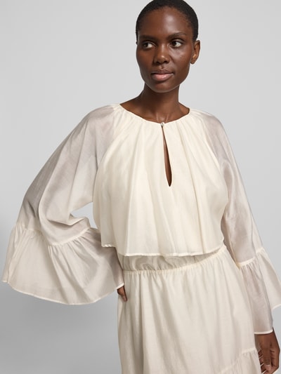 Frauenmodel trägt Minikleid mit Trompetenärmeln und Volants von Liu Jo White aus Chiffon, Schlüsselloch-Ausschnitt, Nahaufnahme Oberkörper.