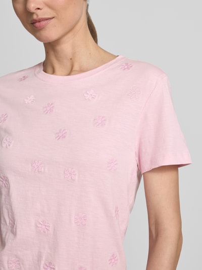 Vrouwenmodel draagt T-Shirt met Rundhalsausschnitt van Jake*s Casual, puur katoen, rechte fit, structuurpatroon, detailopname bovenlichaam.