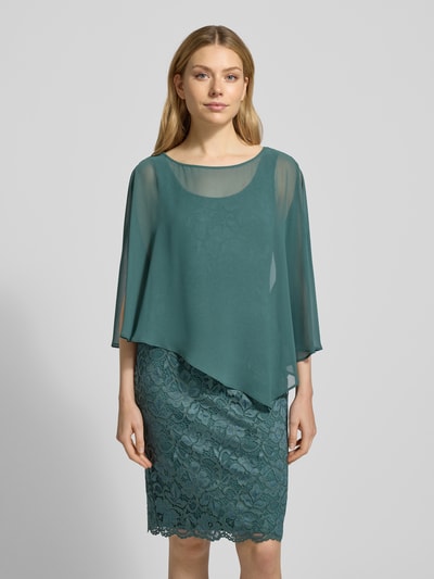 Frauenmodel trägt Knielanges Cocktailkleid im 2-in-1-Look von Vera Mont aus grünem Material-Mix mit Stretch-Anteil, Spitze, Gerader-Schnitt, Knielänge, Nahaufnahme Oberkörper.