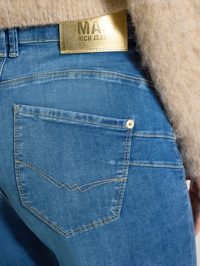 Frauenmodel trägt Wide Leg Jeans mit 5-Pocket-Design von MAC, blauer Baumwoll-Mix mit Stretch, Detailaufnahme Rückansicht.