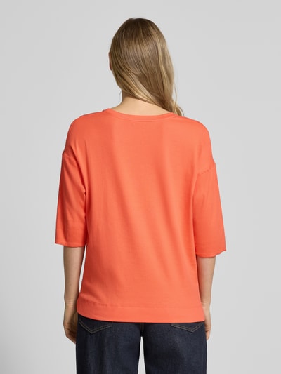 Kobiece modelka nosi damski t-shirt z mieszanki bawełny i elastanu Marc Cain, prosty krój, rękaw o dł. 3/4, detal z logo, długość tyłu 60 cm, rozmiar 36, widok całej sylwetki z tyłu.