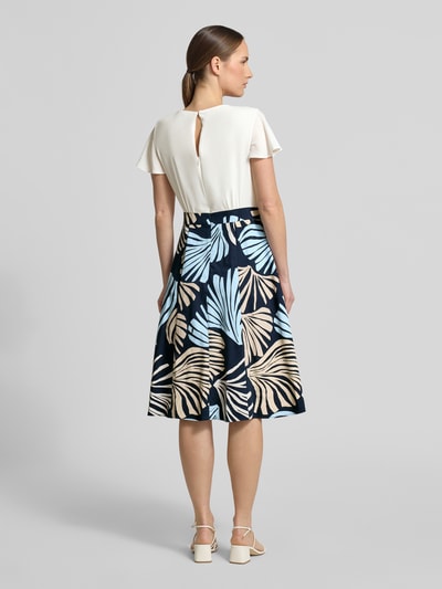 Frauenmodel trägt Tailliertes Freizeitkleid mit Taillenband von s.Oliver BLACK LABEL, Optik: Unifarben, Optik:Allover-Muster, Midi-Länge, Rundhals-Ausschnitt, Kappärmel, feine Webstruktur, Ganzkörperansicht Rückansicht.