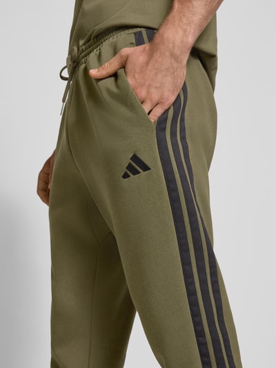adidas Sportswear Spodnie dresowe z elastycznym pasem i wyhaftowanym logo Oliwkowy 3