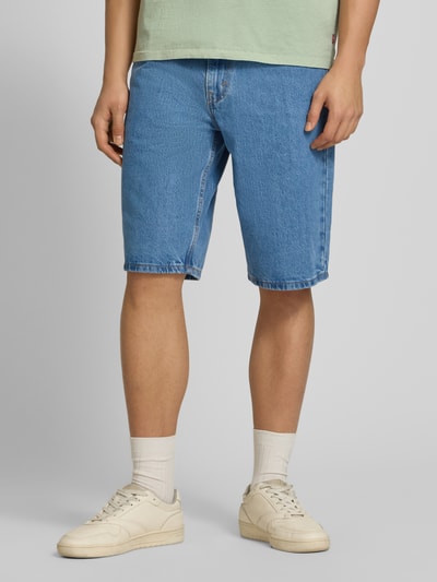 Männermodel trägt Loose Fit Jeansshorts aus reiner Baumwolle Modell '469' von Levi's®, Denim-Optik, 5-Pocket-Design, Ganzkörperansicht von vorne.