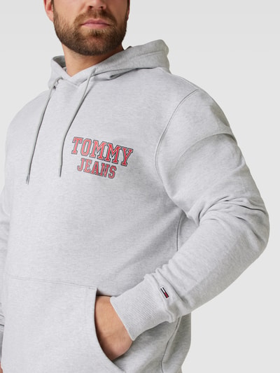 Tommy Jeans Plus Bluza PLUS SIZE z kapturem i nadrukiem z logo model ‘PLUS ENTRY’ Jasnoszary melanż 3