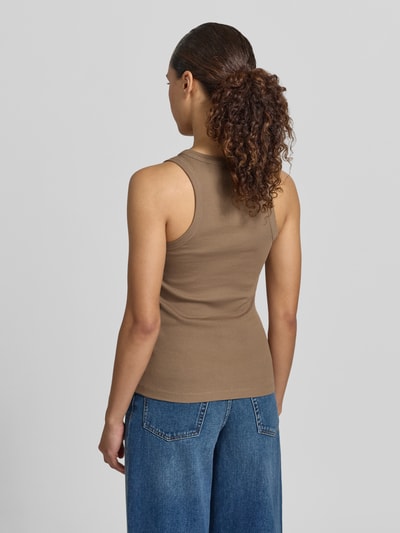 Frauenmodel trägt Slim Fit Tank Top aus Baumwoll-Mix Modell 'FRAGOLA' von MAX&Co., Damen Tanktop, einfarbig braun, Ganzkörperansicht Rückansicht.