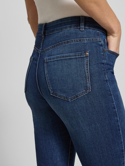 Frauenmodel trägt Skinny Fit Jeans mit 5-Pocket-Design von Christian Berg Woman aus Baumwoll-Viskose-Mix mit Stretch-Anteil, Detailaufnahme.
