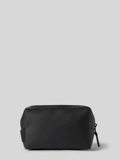 Produktfoto, Wash Bag mit Logo-Detail von Rains in Schwarz, rechteckige Form, glatte Oberfläche, erkennbarer Reißverschluss, Hauptfach mit Steckfach, Riemen an der Seite, Größe: 20x14x11 cm, passend für Herren, Kontext: schlichte Farbgebung, funktional für unterwegs.