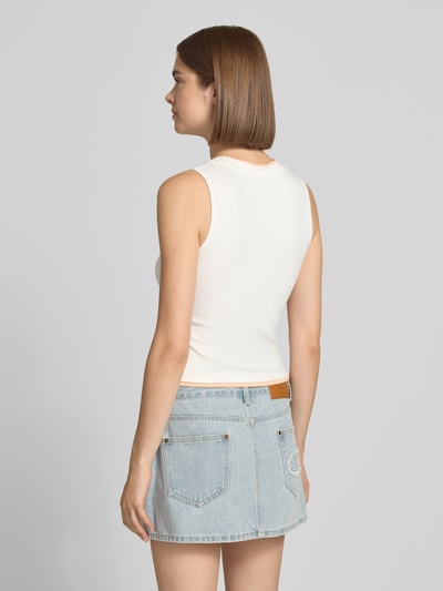 Frauenmodel trägt Tanktop mit Label-Stitching Modell 'Amea' von OH APRIL, weiß, Slim Fit, Baumwoll-Mix, Rückenansicht, Ganzkörperansicht Rückansicht.