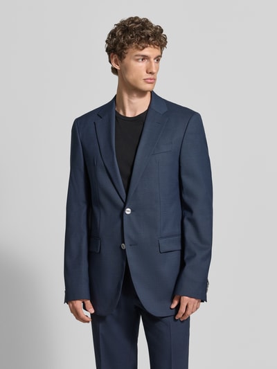 Männermodel trägt Regular Fit Anzughose mit Schurwoll-Anteil Modell 'Leon' von BOSS, Melange-Optik, kariertes Muster, Ganzkörperansicht von vorne.
