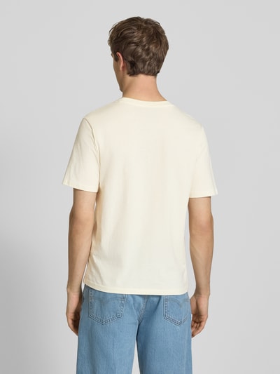 Männermodel trägt T-Shirt mit Label-Print von Jack & Jones in Creme, Reine Baumwolle, Gerader-Schnitt, Rundhalsausschnitt, Ganzkörperansicht Rückansicht.