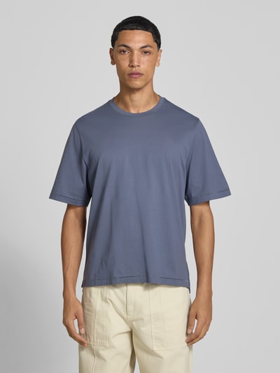 Männermodel trägt Regular Fit T-Shirt aus pure katoen van Officine Générale, ronde hals, met korte mouwen, ruglengte maat M 68 cm, Ganzkörperansicht von vorne