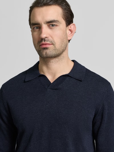 Männermodel trägt Regular Fit Longsleeve aus Lyocell-Mix Modell 'Bells' von Casual Friday, Polo-Kragen, Strick-Optik, Nahaufnahme Oberkörper.
