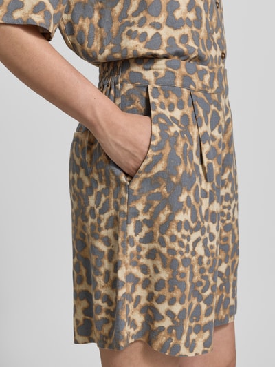Frauenmodel trägt Regular Fit Shorts aus Viskose-Mix mit Allover-Animal-Print von Jake*s Casual, beige und grau, Gesäßtasche, Nahaufnahme Oberkörper.