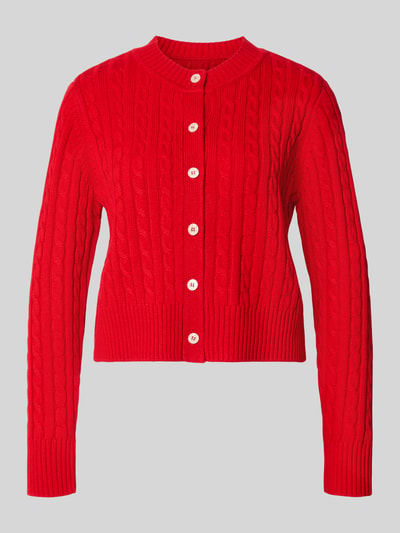 Produktfoto, Strickjacke mit Woll-Anteil von MYON in Rot, Zopfmuster, gerippte Abschlüsse, Rundhalsausschnitt, durchgehende Knopfleiste, Material-Mix