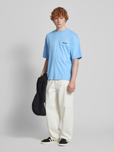 REVIEW T-shirt o kroju oversized z nadrukiem z logo Jasnoniebieski 1