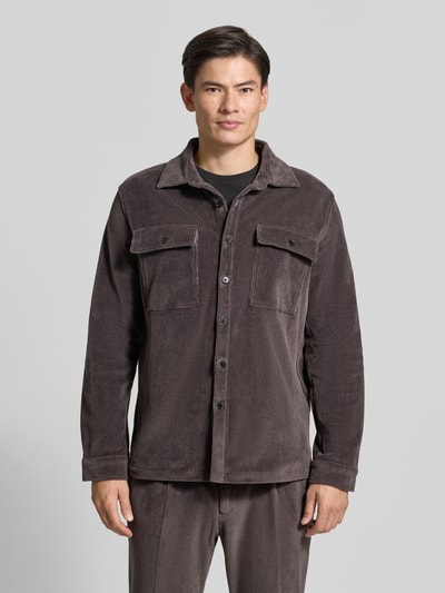 Männermodel trägt Regular Fit Overshirt mit Pattentaschen Modell 'Taylor' von Zuitable, grau, Baumwoll-Mix, Ganzkörperansicht von vorne.