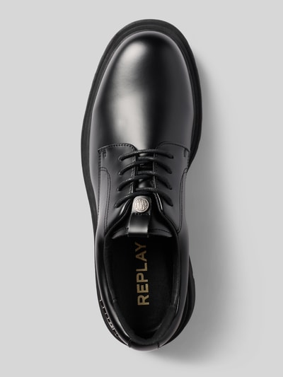 Produktfoto, czarne buty sznurowane z zaokrąglonym czubkiem Replay, detal z logo, Model 'PIERCE', Wysokość obcasa: 4 cm, Wysokość cholewki: 7 cm, Szerokość w rozmiarze 44: 10 cm