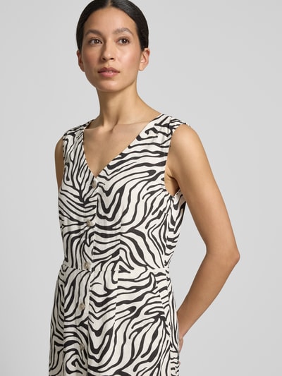 Frauenmodel trägt Midikleid aus Leinen-Mix mit Knopfleiste Modell 'FALAKKA' von B.Young, taillierter Schnitt, Nahaufnahme Oberkörper. Leinen-Viskose-Anteil, V-Ausschnitt, durchgehende Knopfleiste, Rückenlänge 122 cm, Brustweite 47 cm, Zebra-Muster, schwarz-weiß Farben.