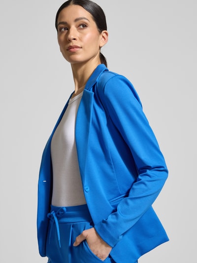 Frauenmodel trägt Regular Fit Blazer mit Viskose-Anteil Modell 'Kate' von ICHI, leuchtend blau, Reverskragen, Paspeltaschen, Knopfverschluss, Elastischer-Material-Mix, Nahaufnahme Oberkörper.