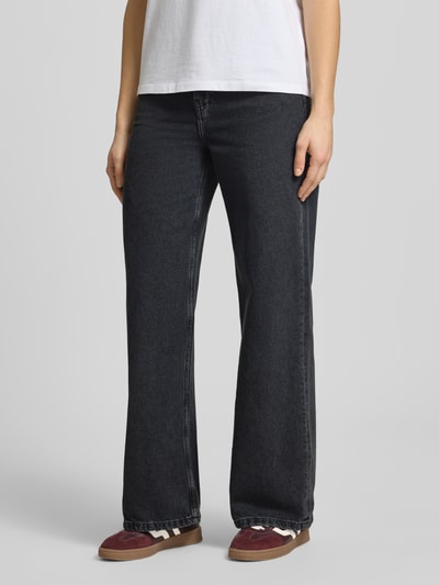 Kobiece model prezentuje spodnie Wide Leg Jeans im 5-Pocket-Design model 'Jane' od Carhartt Work In Progress, czarna bawełna, krój wide fit, zapięcie na guzik i zamek błyskawiczny, szerokość w rozmiarze 27: 37 cm, długość wewnętrzna nogawki w rozmiarze 27: 78 cm, pełny widok z przodu.