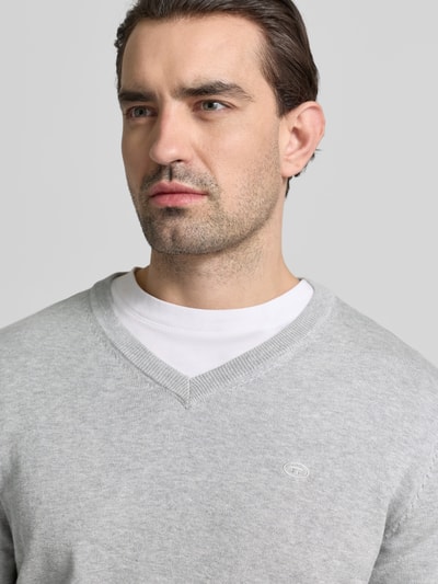 Männermodel trägt Regular Fit Pullover aus reiner Baumwolle van Tom Tailor, lichtgrijs, fijngebreid, logo-stitching, V-hals, lange mouw, geribde boorden, unikleuren; Nahaufnahme Oberkörper
