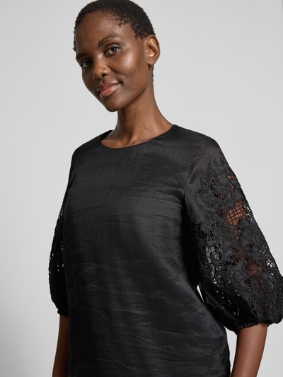 Frauenmodel trägt Regular Fit Bluse mit Lochspitze Modell 'ORDINE' von Max Mara Studio, Schwarz, 3/4-Ballonärmel, Nahaufnahme Oberkörper.