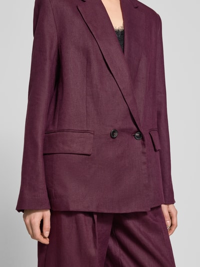 Frauenmodel trägt Blazer mit Pattentaschen Modell 'TEMPOLI' von Mango aus Reines Leinen, Gerader-Schnitt, Reverskragen, Knopfverschluss, Nahaufnahme Oberkörper.