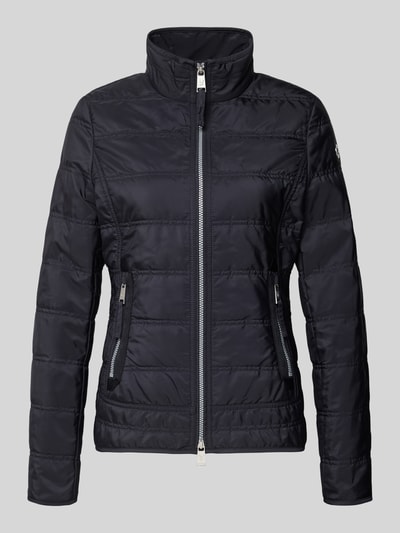 Produktfoto, Steppjacke mit Stehkragen und Reißverschlusstaschen von Fuchs Schmitt, czarny kolor, detal z logo, taliowany krój, zamek błyskawiczny dwustronny, boczne kieszenie zapinane na zamek błyskawiczny, długość tyłu w rozmiarze 36: 65 cm, szerokość ramion w rozmiarze 36: 45 cm, szerokość klatki piersiowej w rozmiarze 36: 42 cm, długość rękawów w rozmiarze 36: 65 cm