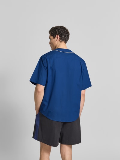Männermodel trägt Freizeithemd in kurzärmeligem Design von Kenzo aus Reiner Baumwolle, Relaxed-Fit, schwarze Shorts, Ganzkörperansicht Rückansicht.