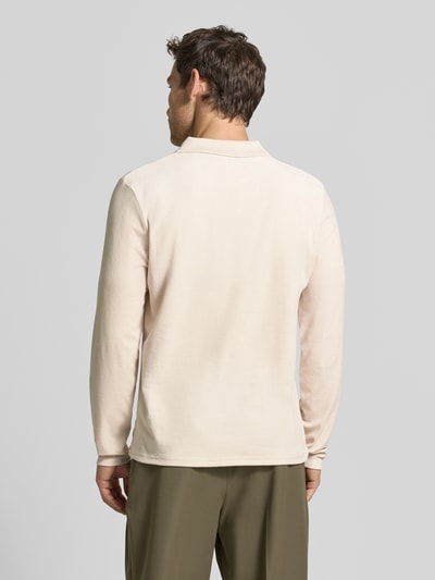 Männermodel trägt wit shirt met lange mouwen van puur katoen, slim fit, Model 'BOLL' van CINQUE, ruglengte maat M 57 cm, Ganzkörperansicht Rückansicht.